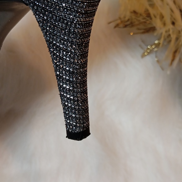 Michael Kors Shimmering Silver/Black Size 10 M aprox : 4" Heels. - Picture 5 of 11